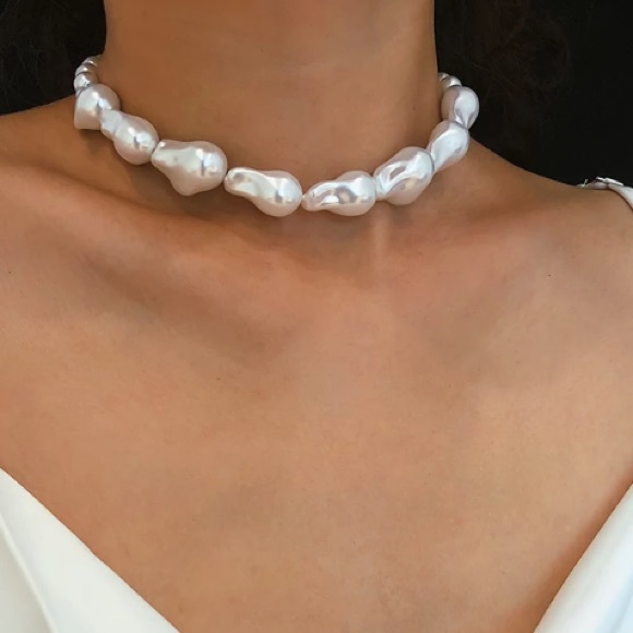 🌟 White Faux Baroque Pearl Choker Necklace - Picture 2 of 5